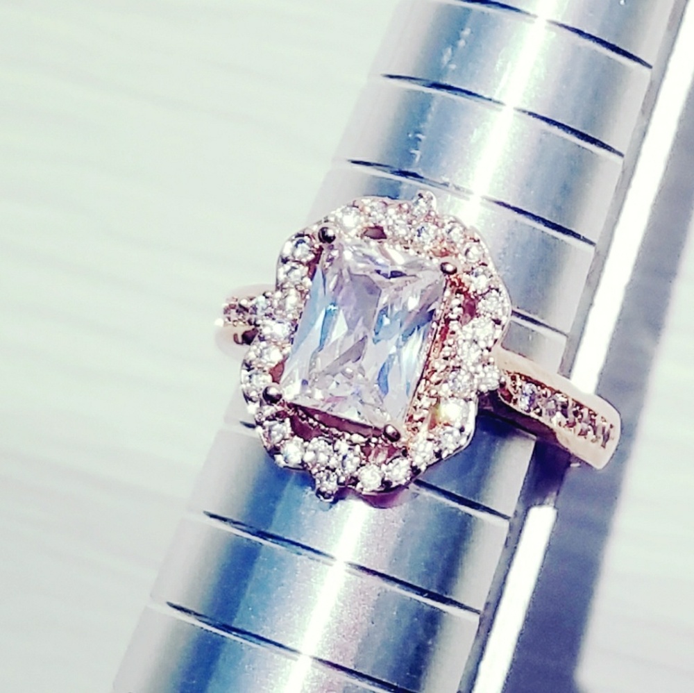 Rose gold Radiant halo Engagement ring - Picture 7 of 8